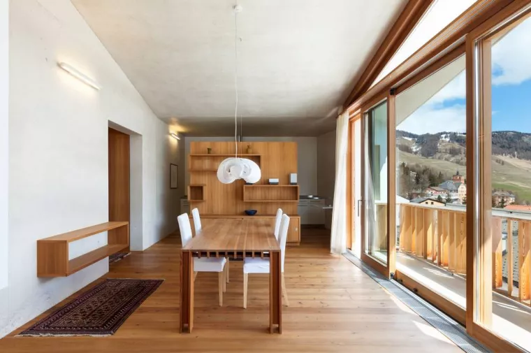 Prestataire pour lustrer le parquet en bois massif d'une salle à manger, Annecy, Central Cleaner