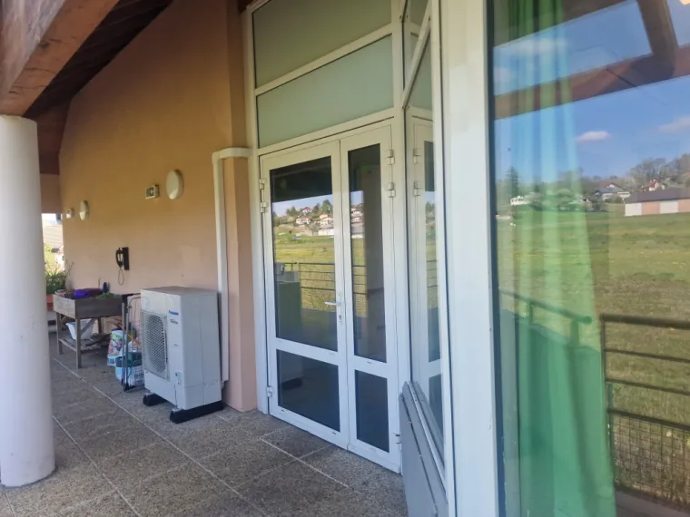 Expert en nettoyage de vitres à Annecy, nous assurons un lavage impeccable de vos fenêtres, vitrines et baies vitrées. Service rapide et efficace.