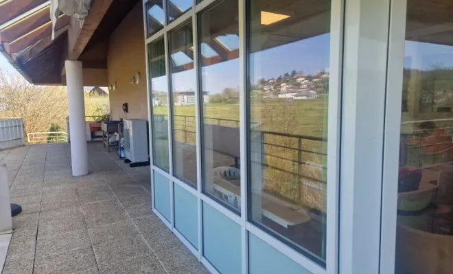 Service de nettoyage de vitres à Annecy : lavage de fenêtres, vitrines et vérandas. Intervention rapide, résultat professionnel.