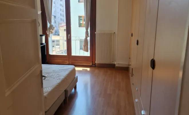 nettoyage sol mur placard de la chambre 